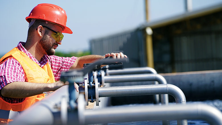 Engineer controlling the quality of water.