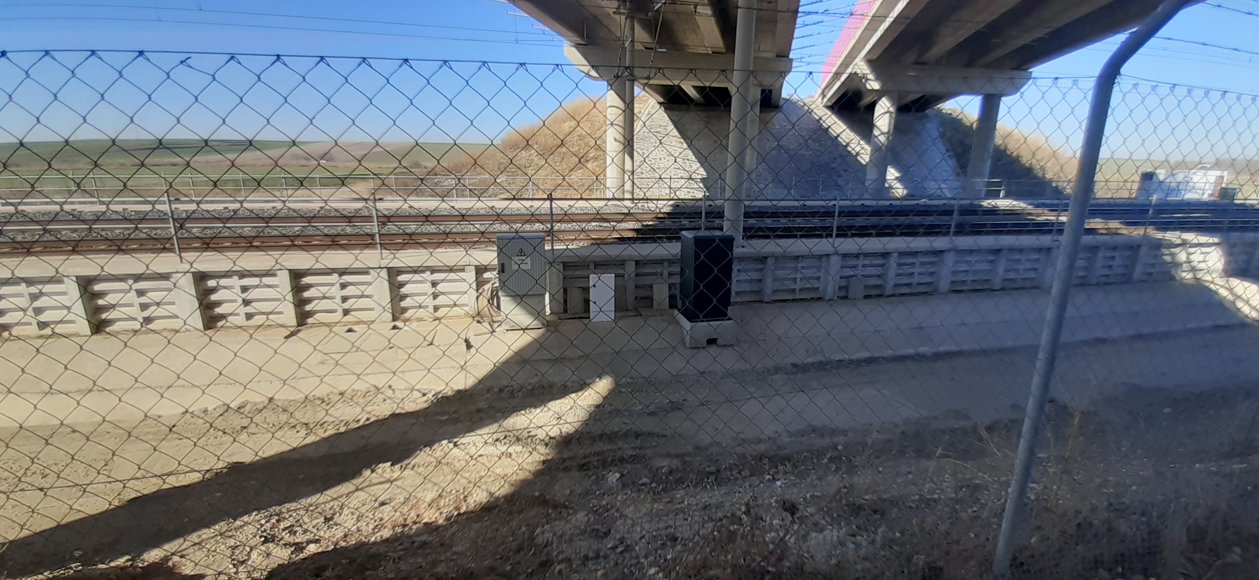  Les armoires de terrain en bord de voie sont installées à proximité des voies ferrées 