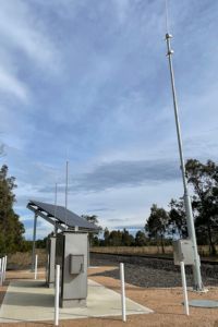 the crossing unit is powered by solar panels and battaries, for off-grid operation